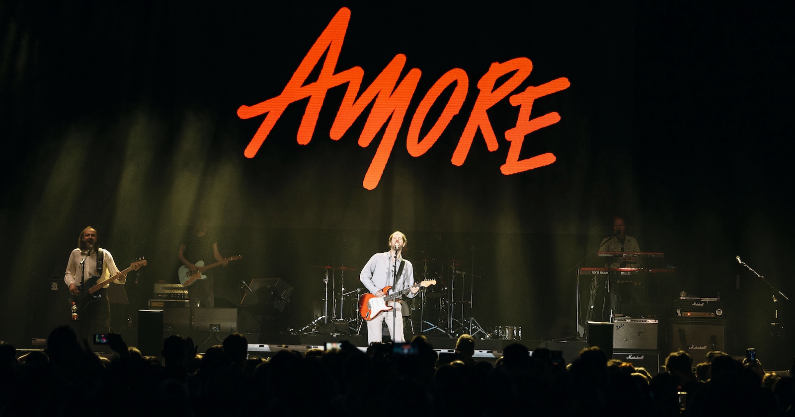 Wanda auf der Bühne, im Hintergrund der rote Schriftzug &quot;Amore&quot;.