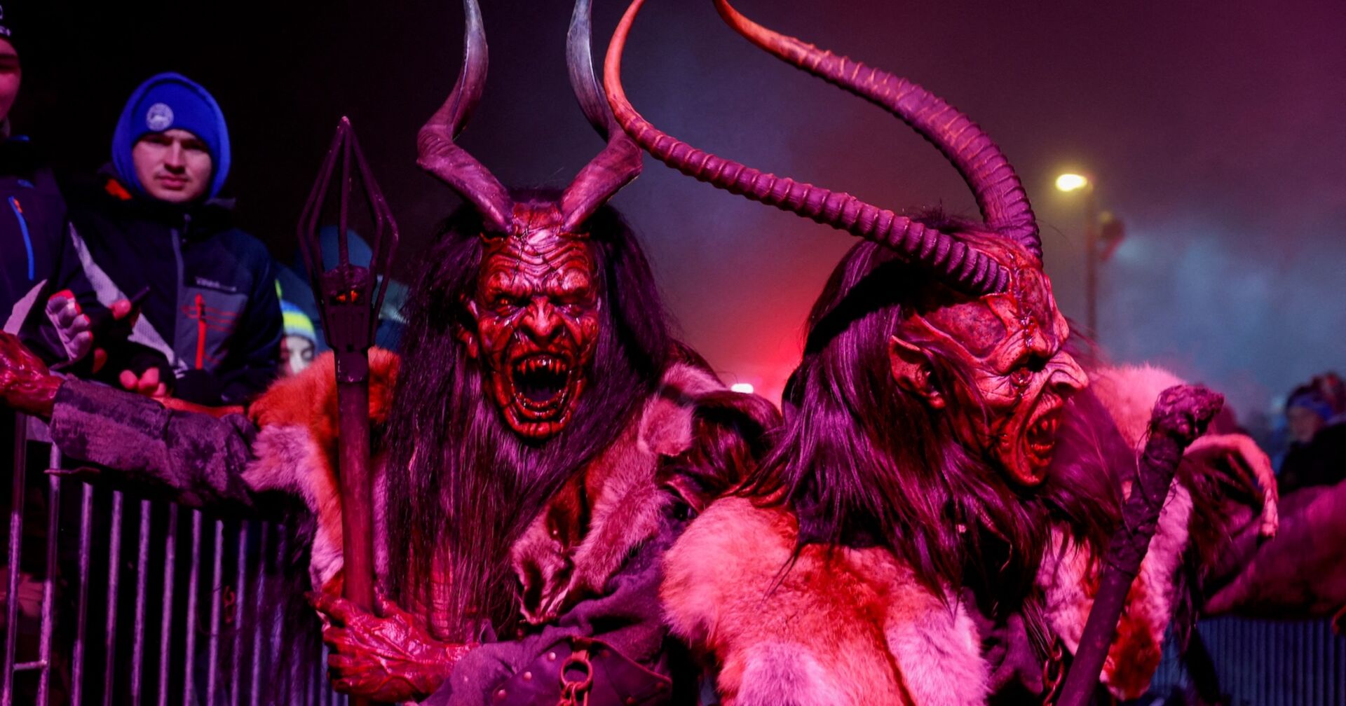 Zwei Krampusse bei einer Veranstaltung.