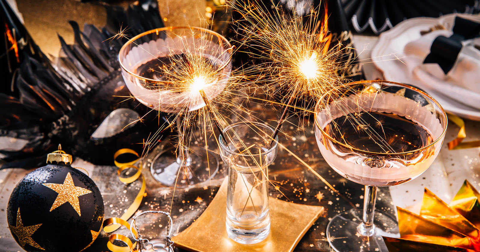 Wunderkerzen am Silvester-Tisch | Credit: iStock.com/brebca