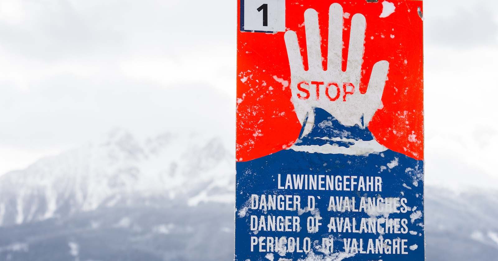 Hinweisschild auf Lawinengefahr.