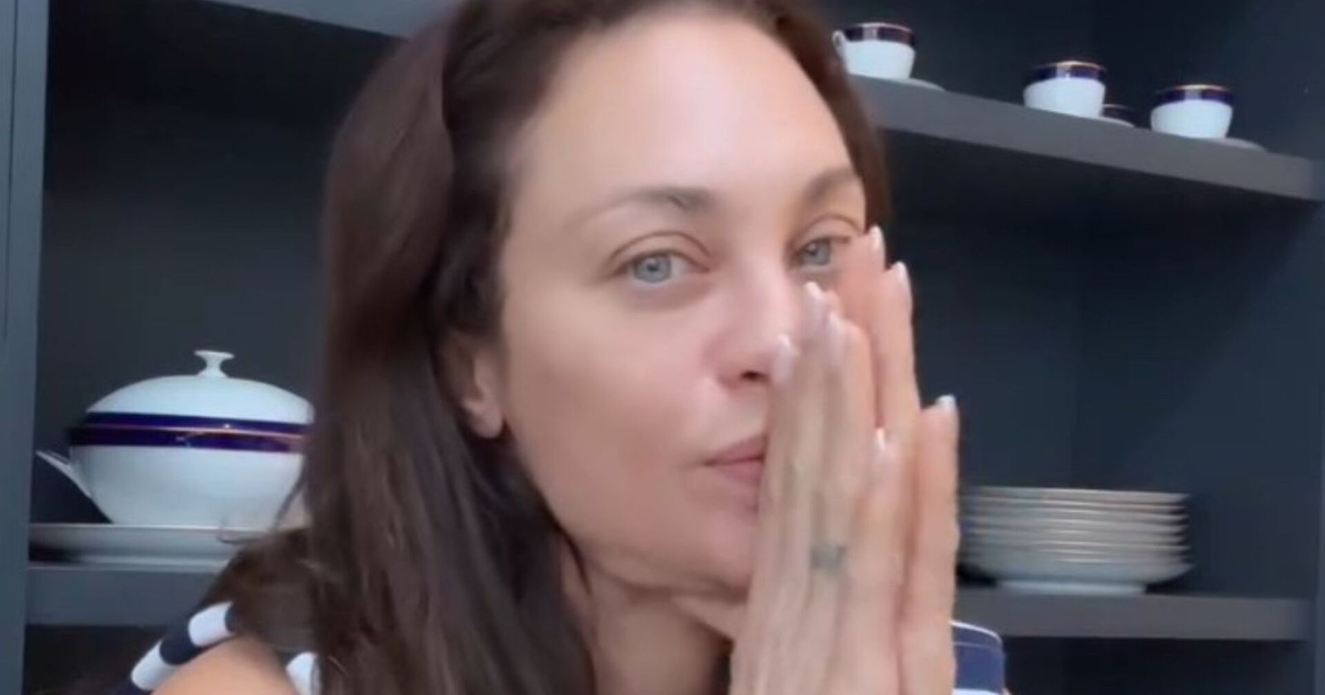 Lilly Becker mit ihren Händen vor dem Gesicht