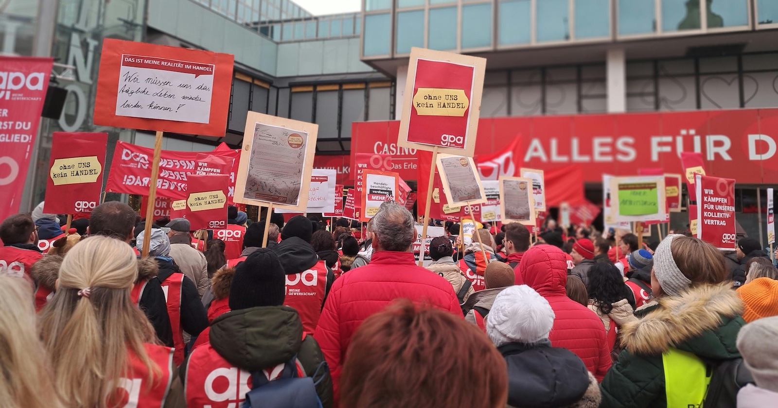 Viele Leute bei einer Demo zu den KV-Verhandlungen des Handels.