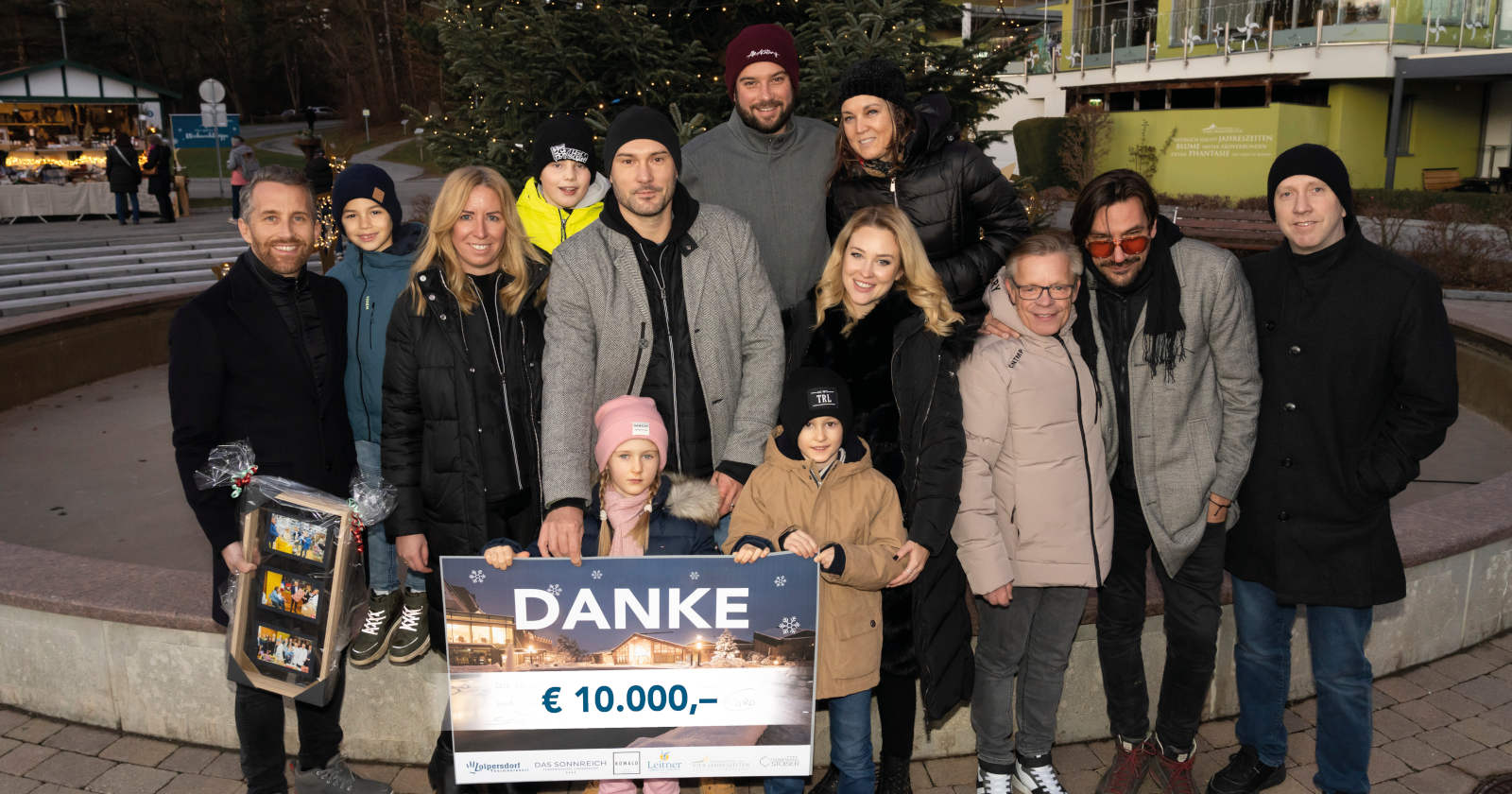 Mehrere Menschen posieren für ein Gruppenfoto