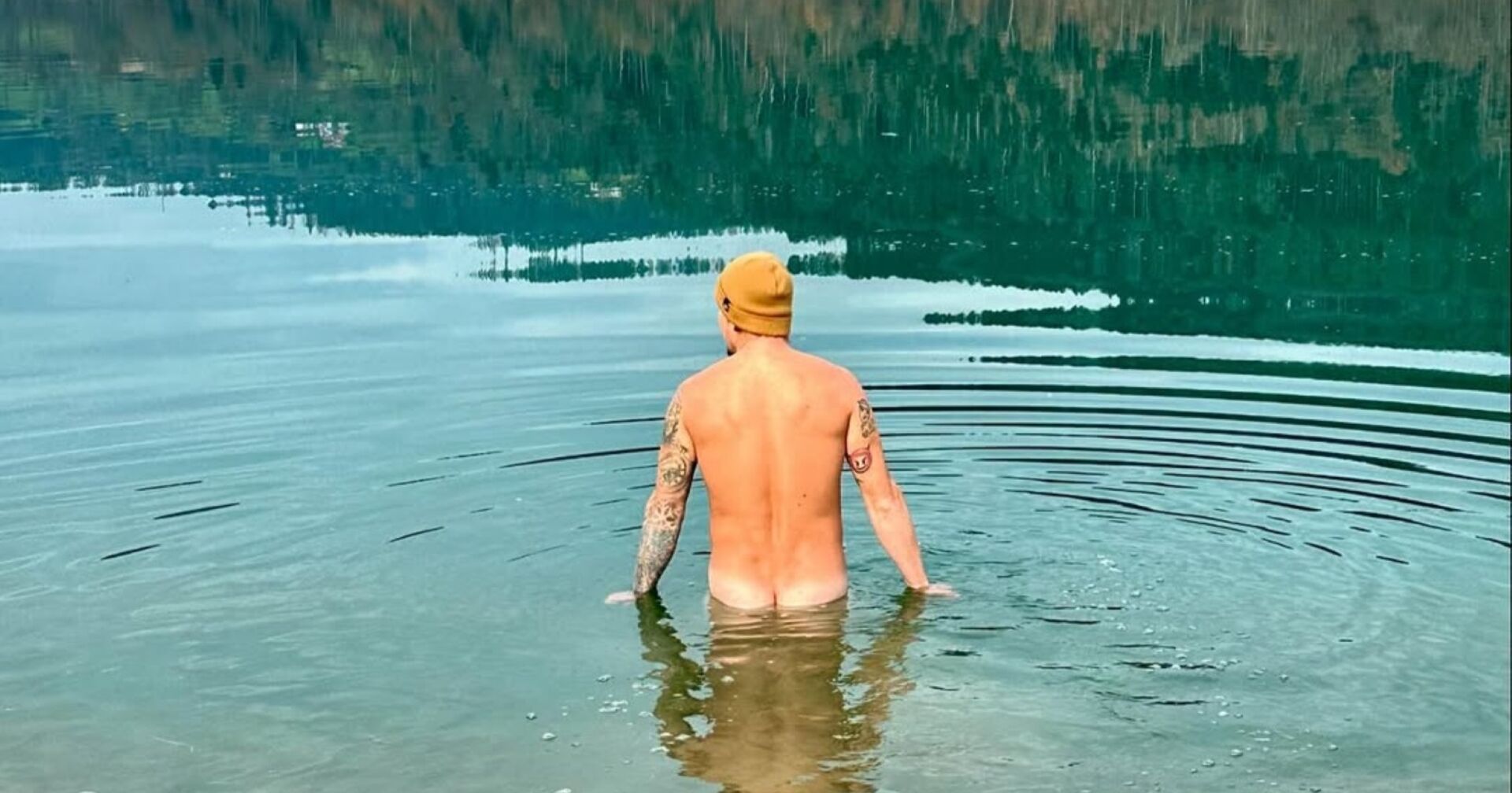 Manuel Feller in einem Bergsee