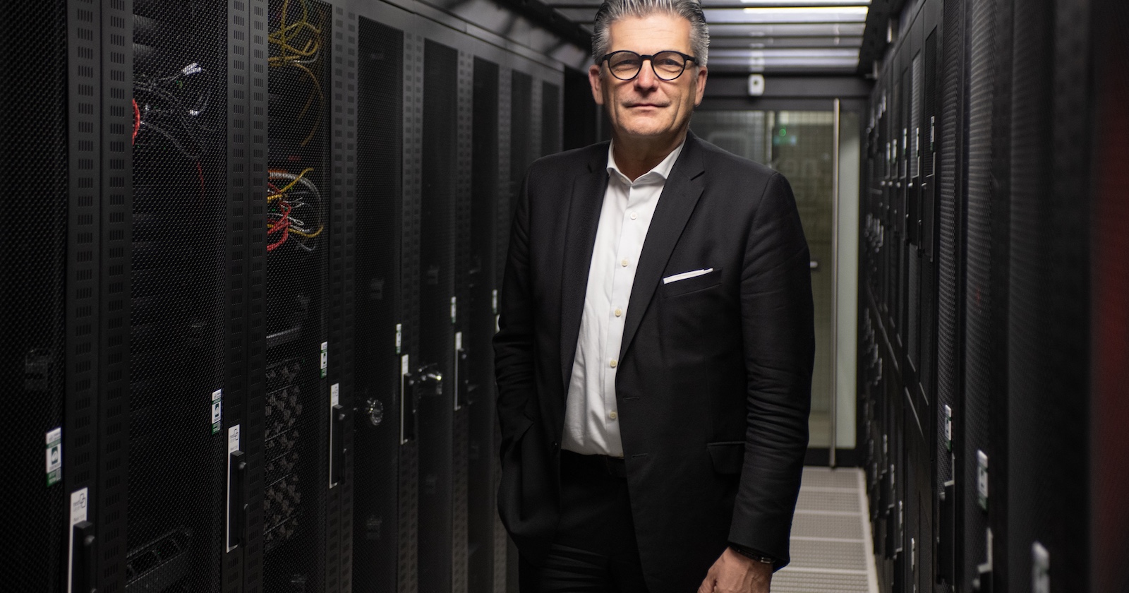 Martin Heimhilcher im weißen Hemd und dunklem Anzug