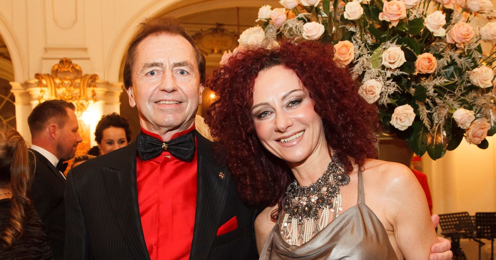 Heribert Kasper und &quot;Mausi&quot; Lugner lächeln in die Kamera.