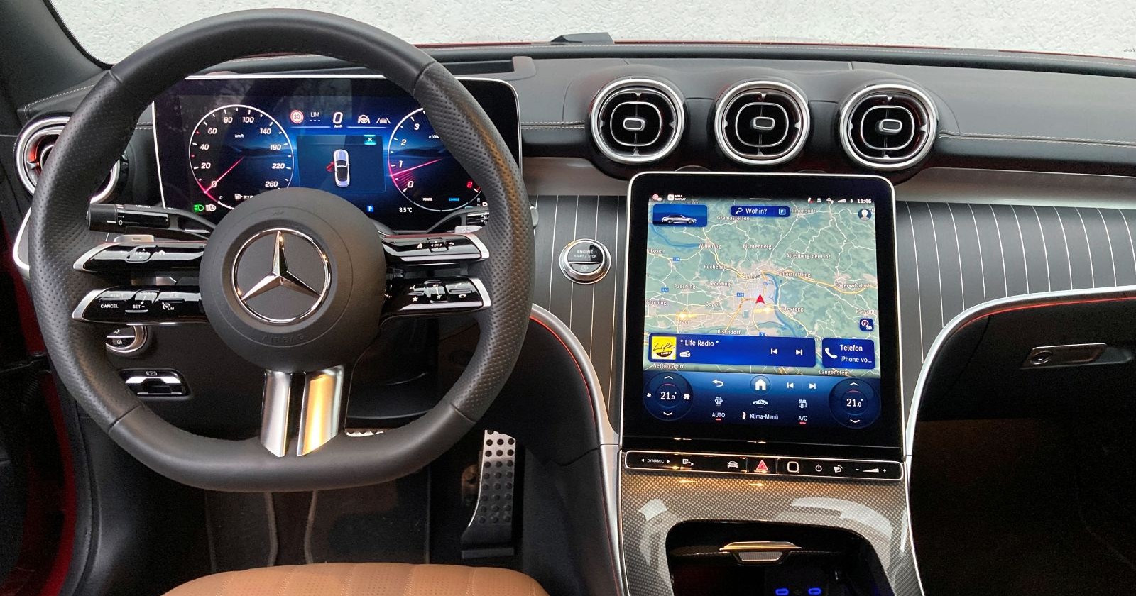 Das Cockpit des Mercedes CLE Cabrio: Ein riesiger Bildschirm versorgt den Fahrer mit Informationen.