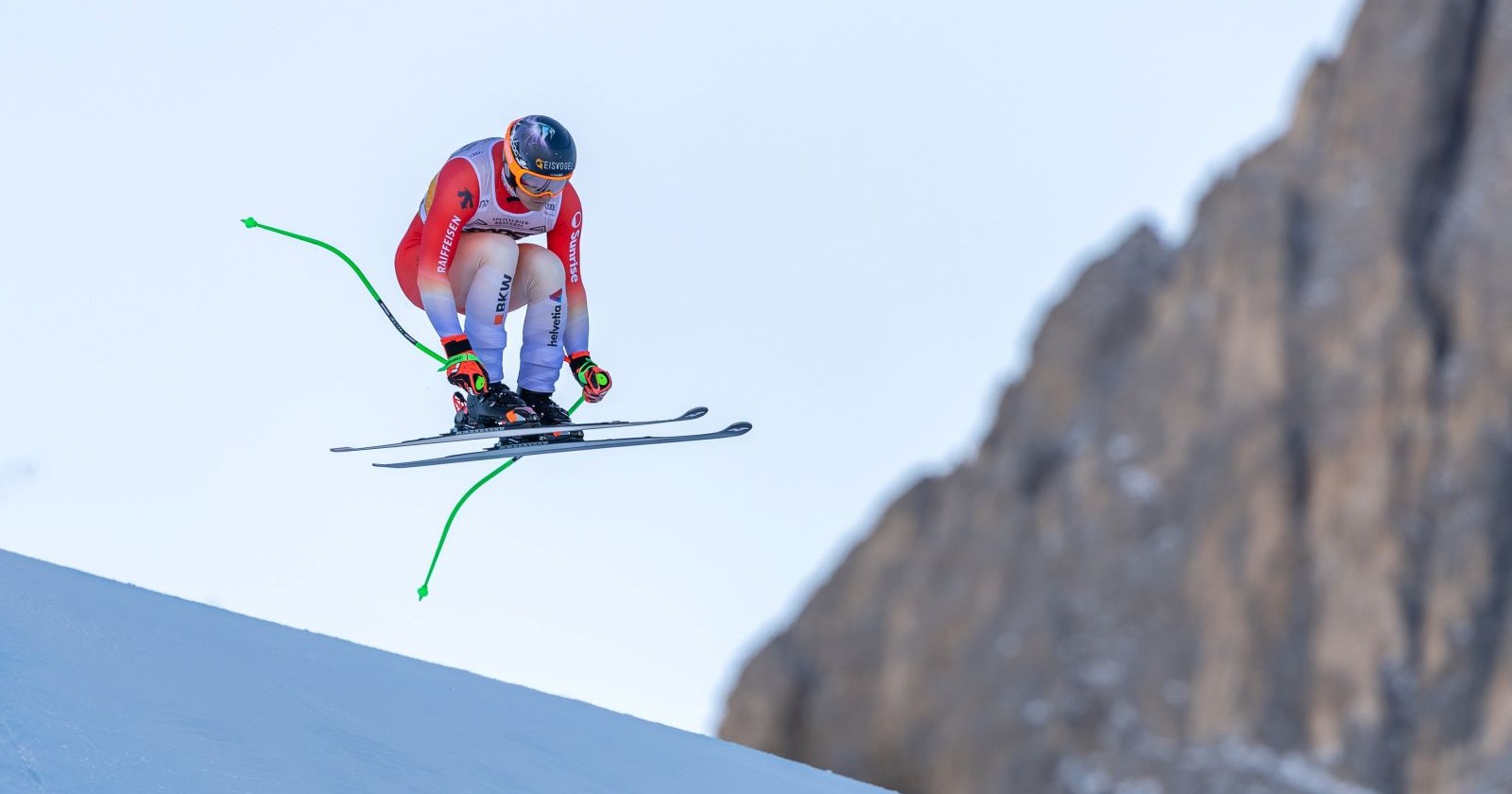 Josua Mettler springt über die Piste in Bormio.