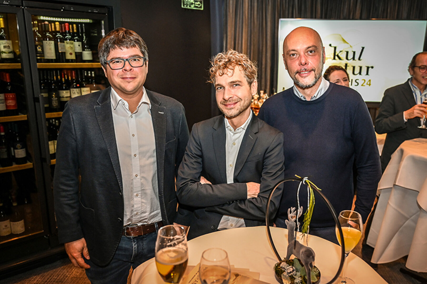 Thomas Fink (Versicherungmakler), Lorenz Helfer (nominierter Künstler) und Matthias Bachmann (v. li.)