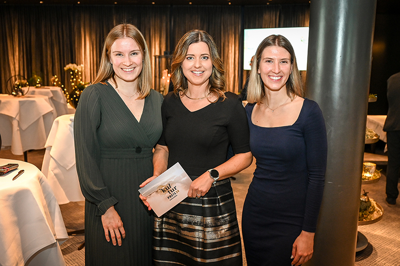 Sarah Reimann (li.) und Carina Wilhelmstätter (re.) (beide Casino Marketing) mit Moderatorin Christiane Schwald-Pösel