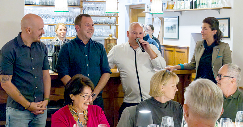Sebastian Müller vom Weingut Gager, Oliver Endl (Morandel), Kornmesser Wirtepaar Thomas und Theresia Zwerger (v. li.)