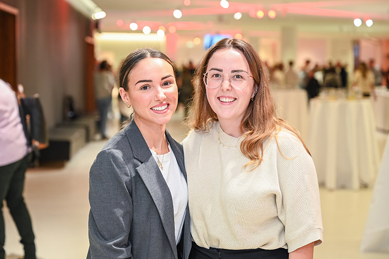 Anna Fitsch und Christina Schwärzler (Lehrlingsausbildung illwerke/vkw) (v. li.)