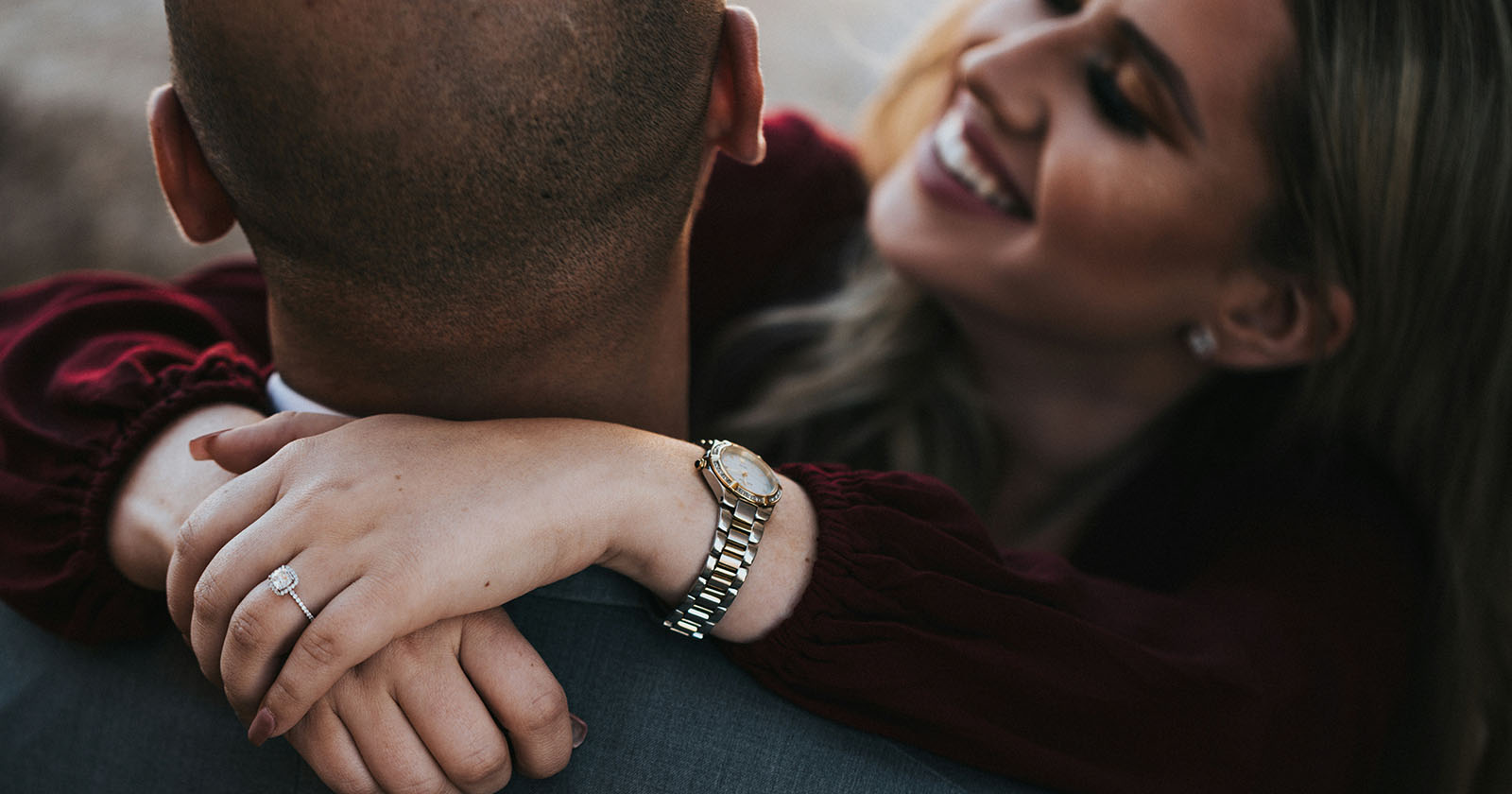 Mann und Frau in inniger Umarmung | Credit: unsplash.com/Nathan Dumlao