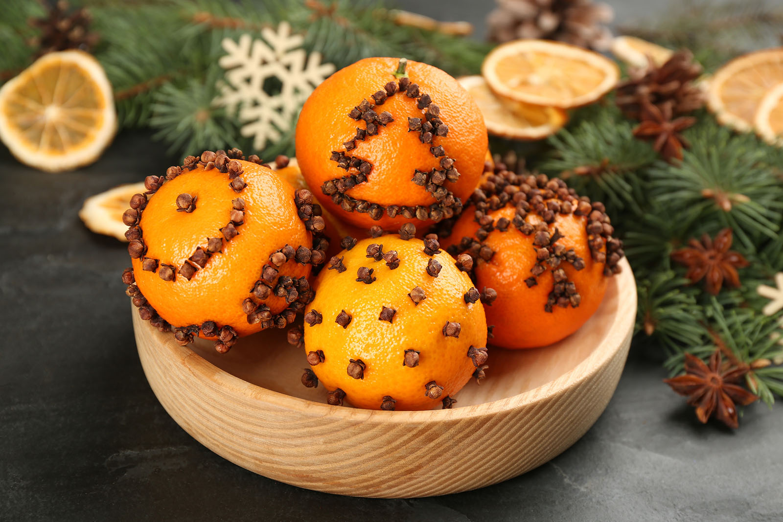 Orangen mit Nelkenmuster | Credit: iStock.com/Liudmila Chernetska