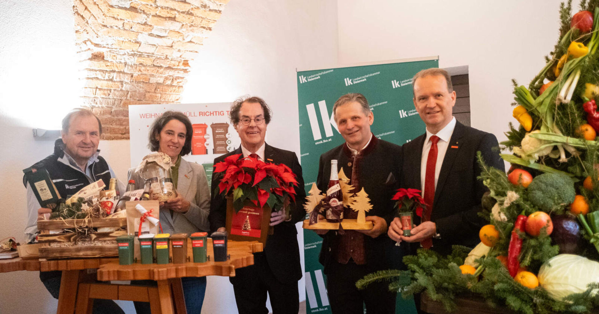 Mehrere Menschen stehen rund um einen Tisch