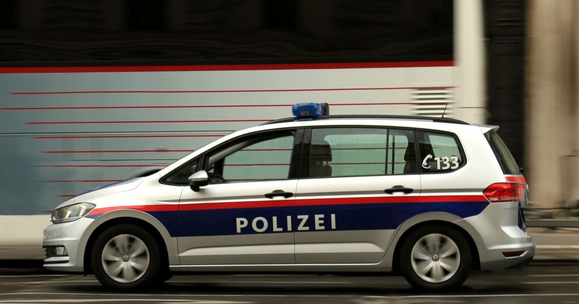 Polizei fährt schnell bei Nacht