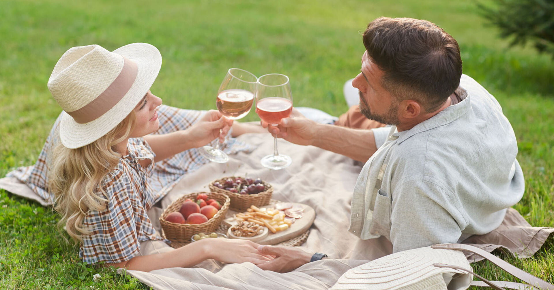 Ein Paar beim Picknick | Credit: iStock.com/SeventyFour