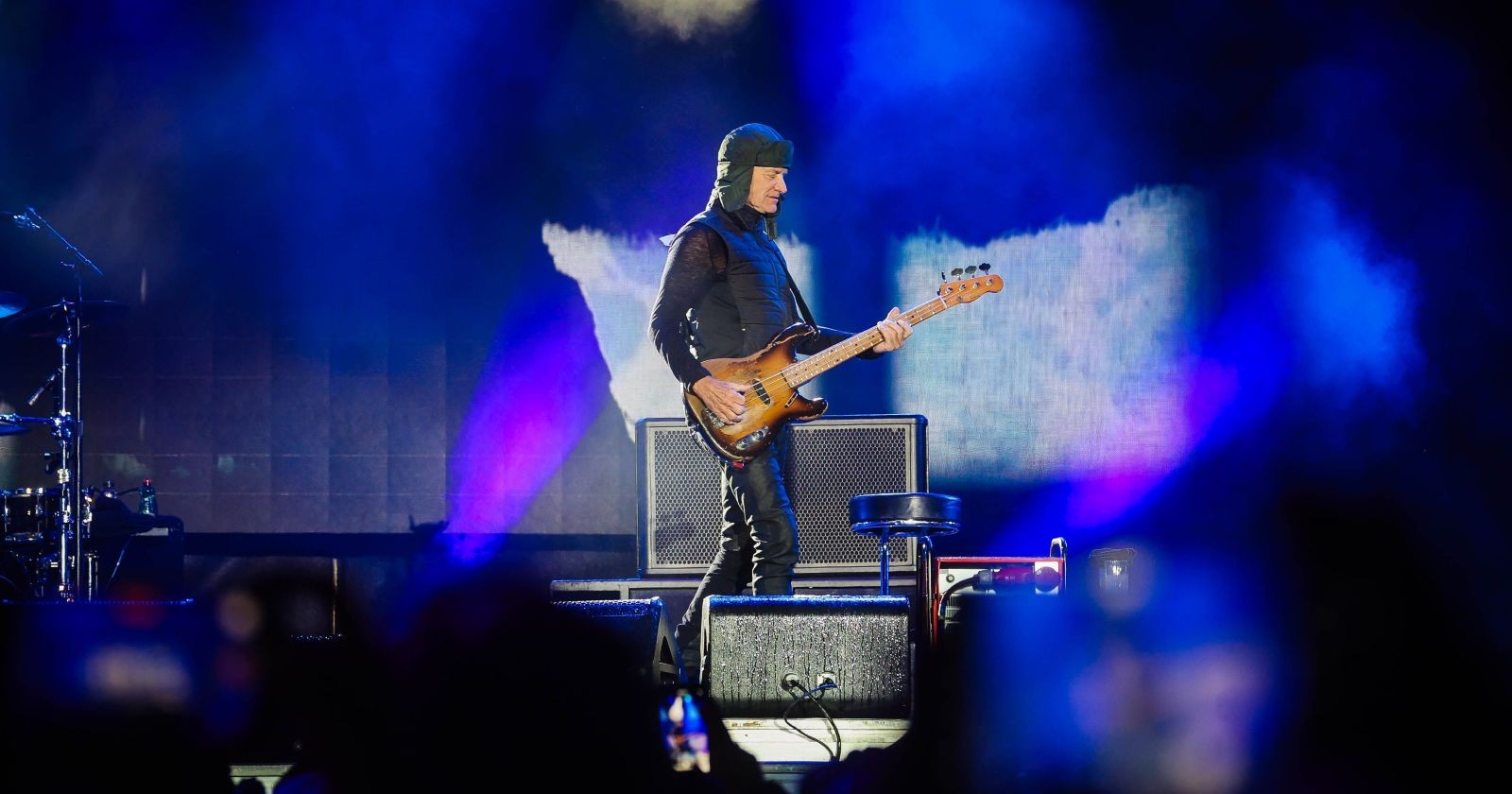 Sting performt auf der Bühne