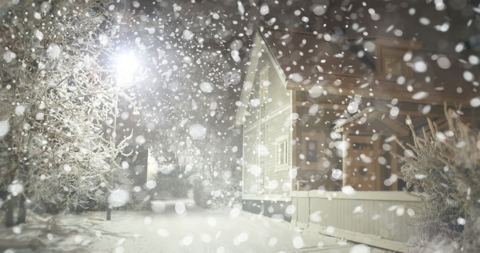 Tiefverschneite Landschaft und eine Haus.