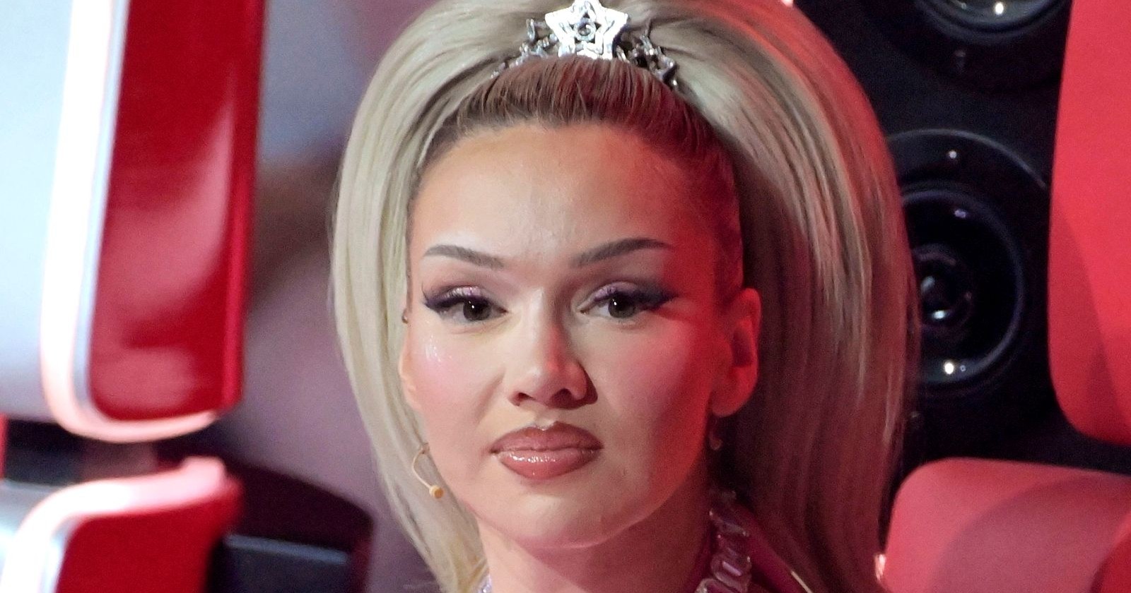 Shirin David mit hohem Pferdeschwanz.