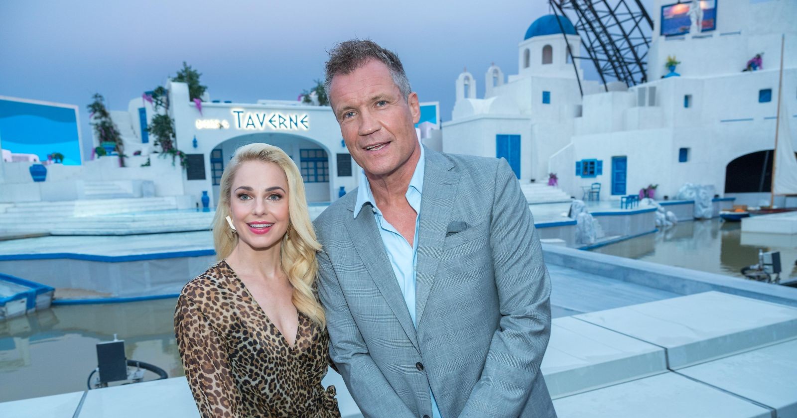 Silvia Schneider und Armin Assinger stehen nebeneinander.