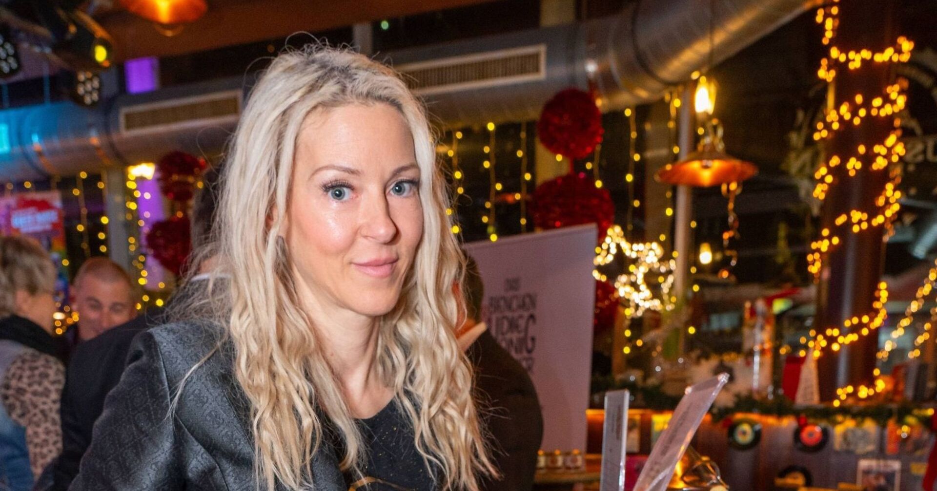 Simone Lugner mit ernstem Gesichtsausdruck.