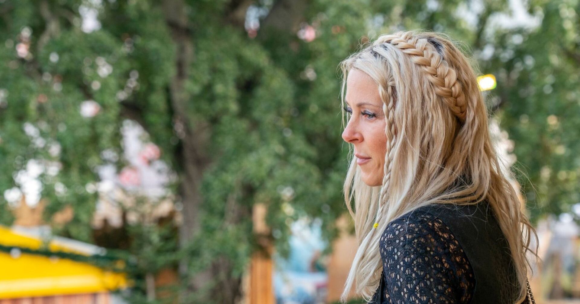 Simone Lugner blickt in die Ferne