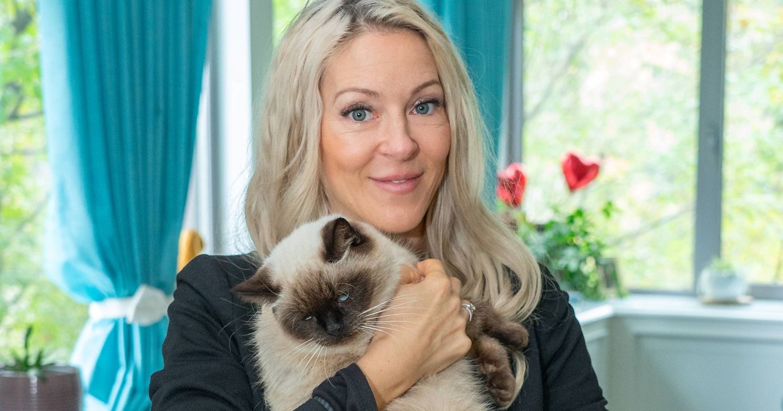 Simone Lugner mit ihrer Katze