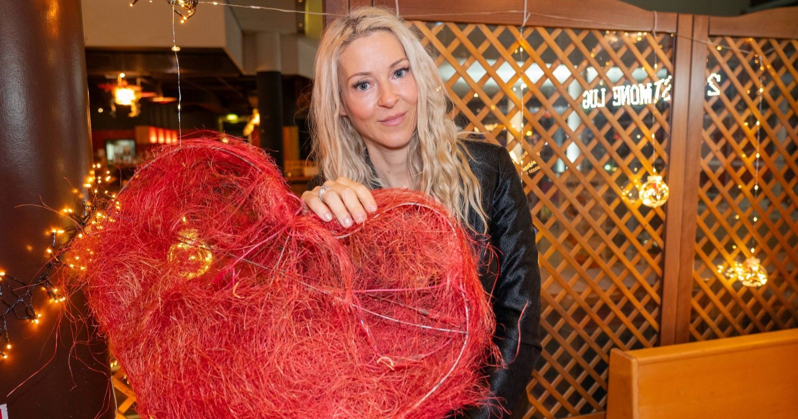 Simone Lugner mit einem großen Deko-Herz.