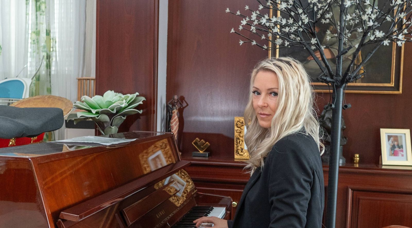 Simone Lugner am Klavier in der Villa in Döbling.