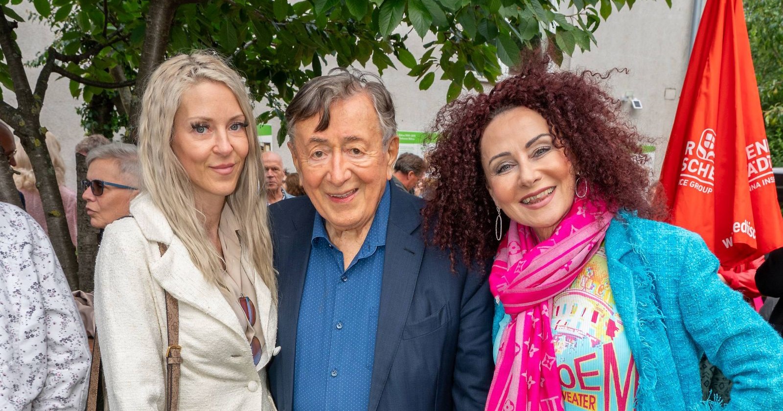 Simone, Richard und &quot;Mausi&quot; Lugner posieren für die Kamera