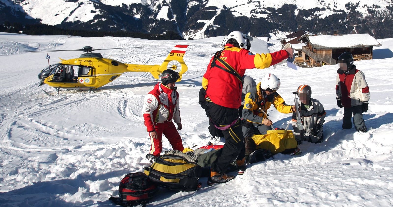 Hubschrauber und Bergrettung im Einsatz nach einem Skiunfall.