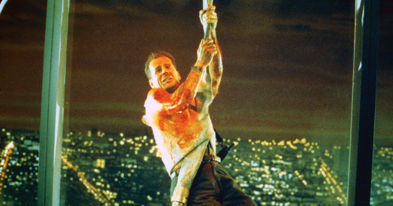 Eine Szene aus &quot;Stirb langsam&quot;, in der der blutende Bruce Willis an einem Feuerwehrschlauch vor der Fensterfront eines Hochhauses baumelt