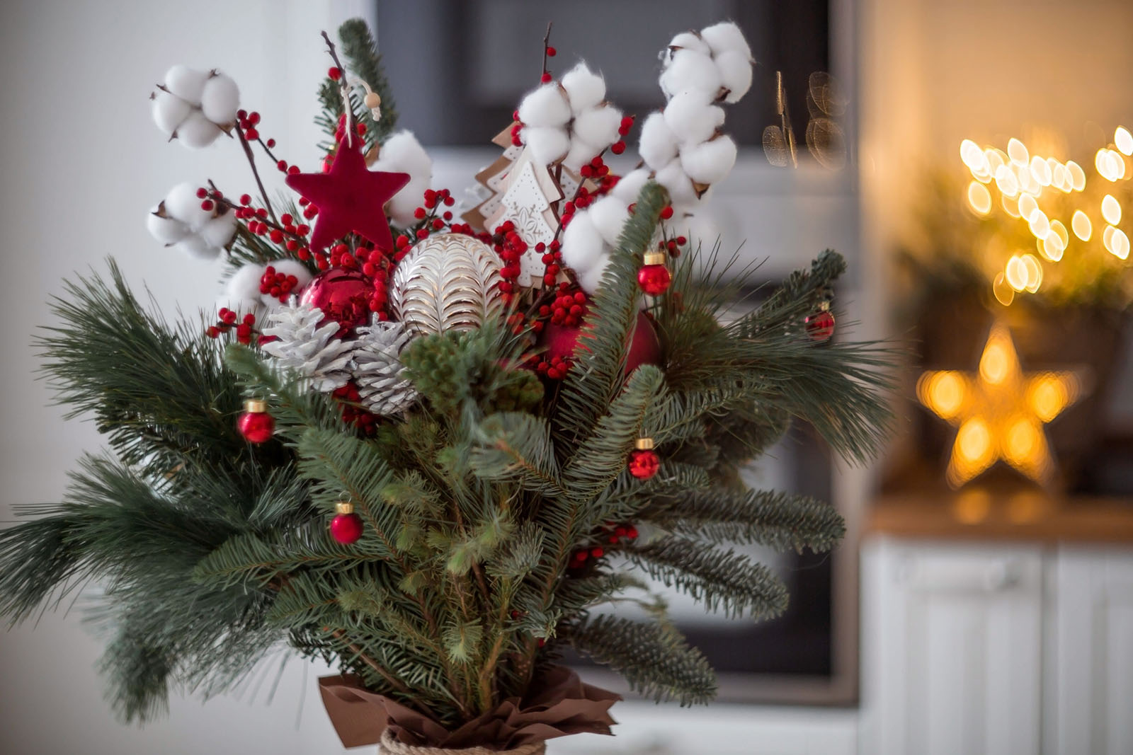 Strauß aus Tannenzweigen | Credit: iStock.com/Julia Klueva