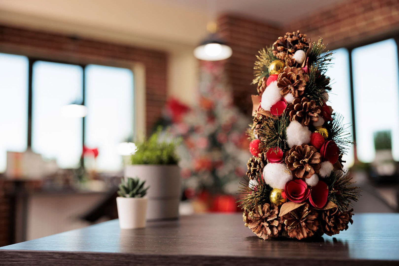 Weihnachtsbaum aus Tannenzapfen | Credit: iStock.com/Dragos Condrea