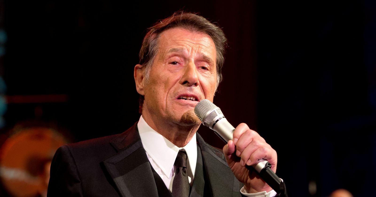 Udo Jürgens spielt Klavier und singt in ein Mikrophon.