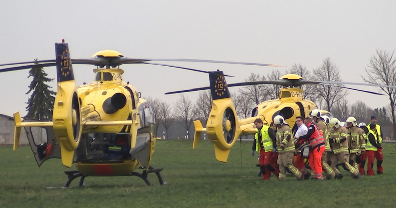 Zwei gelbe Rettungshubschrauber im Einsatz.