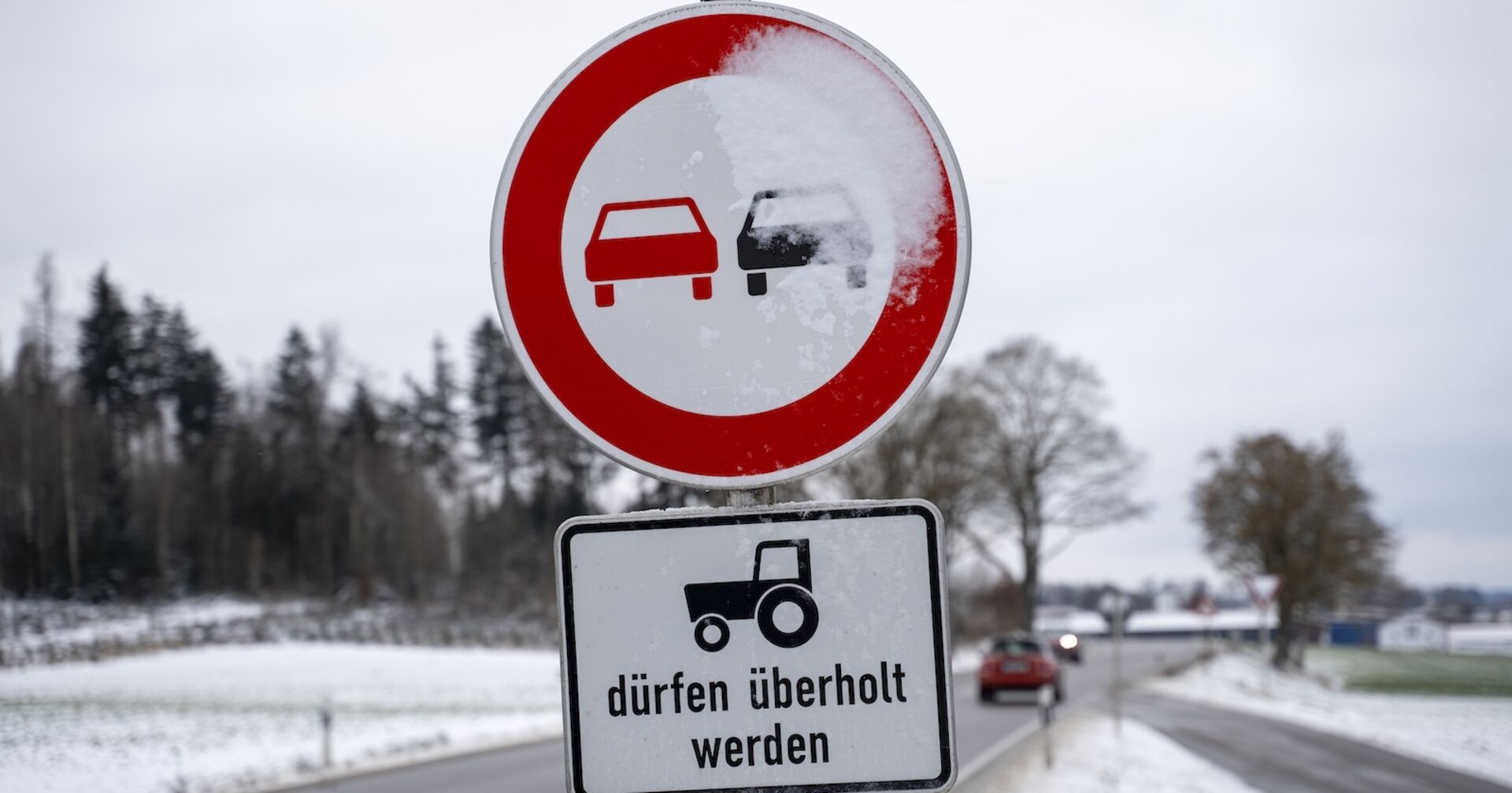 Verkehrsschild Überholverbot auf einen Bundesstraße.