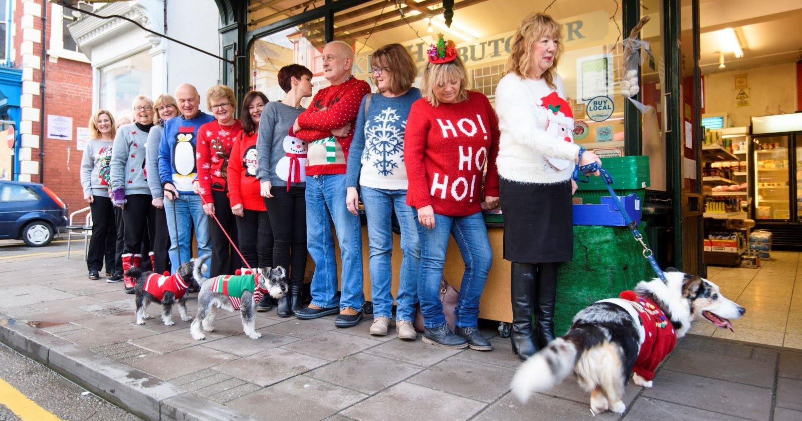 Mehrere Engländer tragen am &quot;Christmas Jumper Day&quot; Weihnachtspullis.