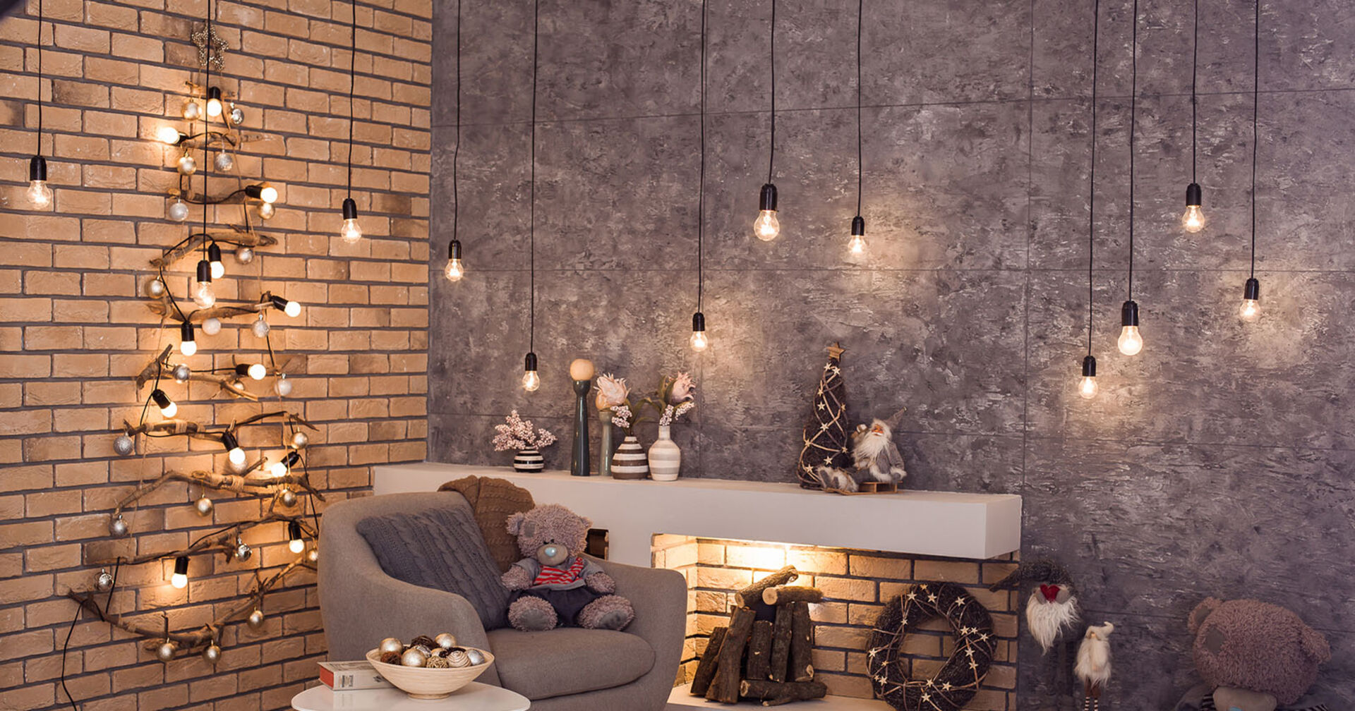 Holzweihnachtsbaum an der Wand | Credit: iStock.com/FavoreStudio