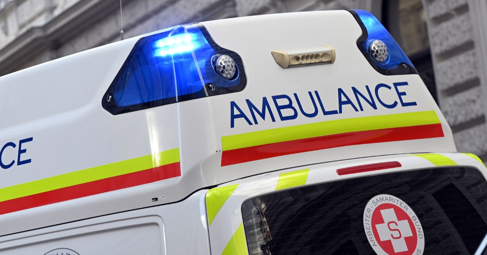 Dach eines Rettungswagen mit eingeschalteter Sirene