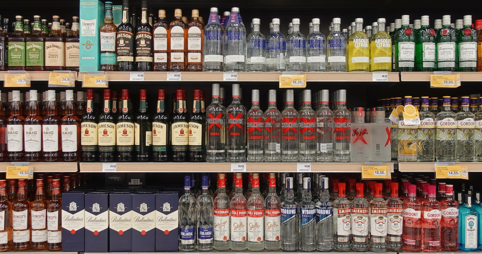 Wodka, insbesondere russische, werden seit dem russischen Angriffskrieg von Konsumenten tendenziell boykottiert.