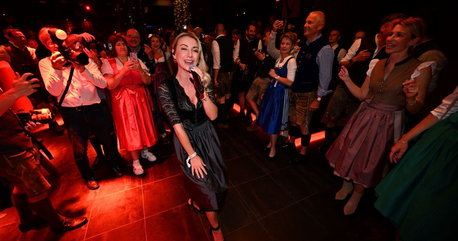 Anna-Carina Woitschack bei einem Auftritt umringt von Menschen.