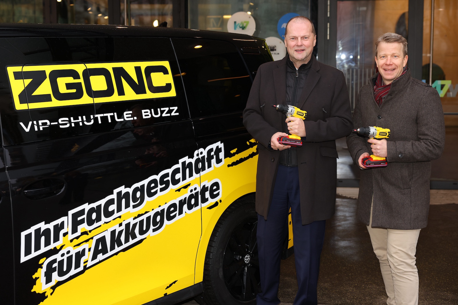 Zwei Männer stehen neben Auto