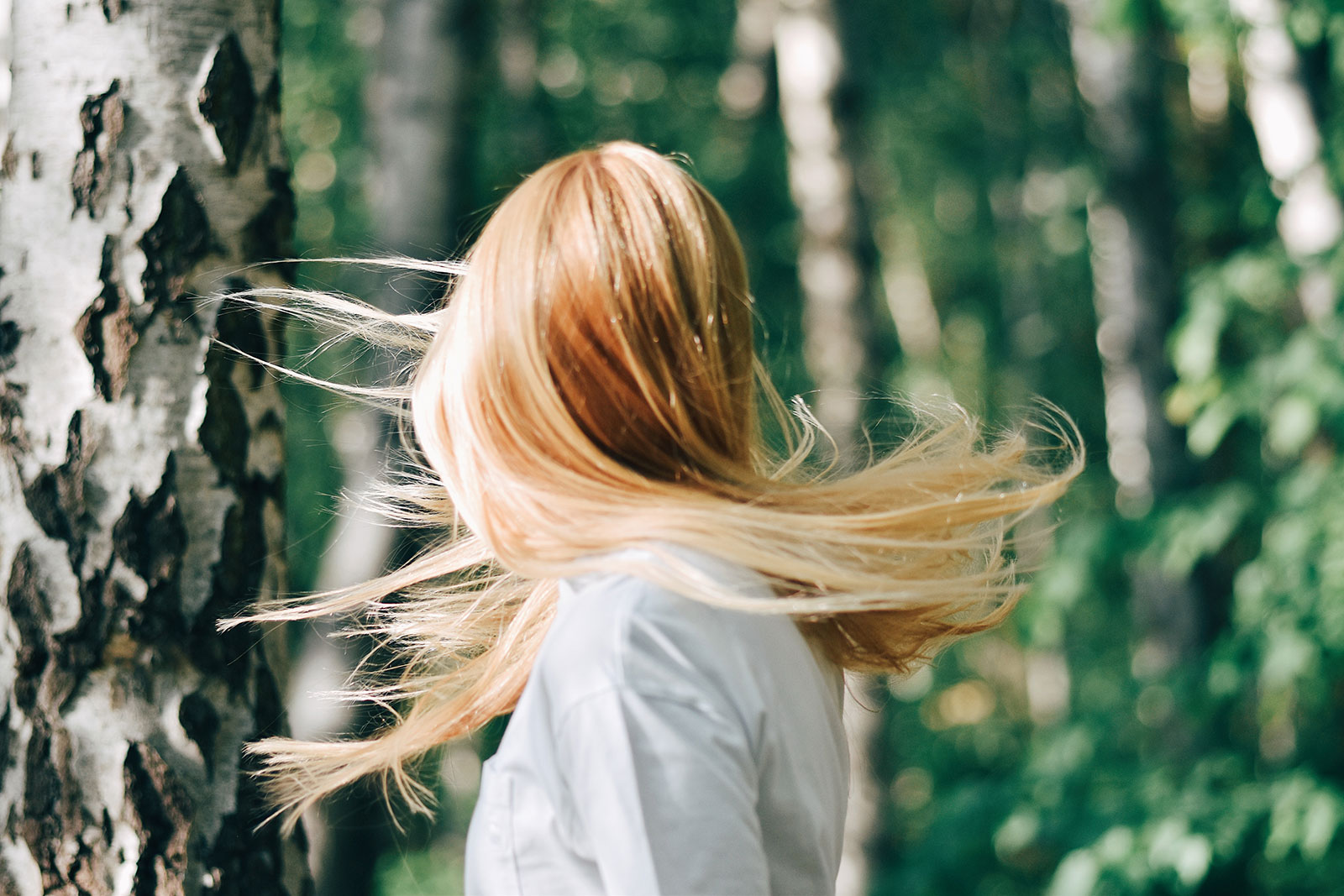Blonde Frau lässt ihre langen Haare im Wind wehen | Credit: iStock.com/EyeEm Mobile GmbH