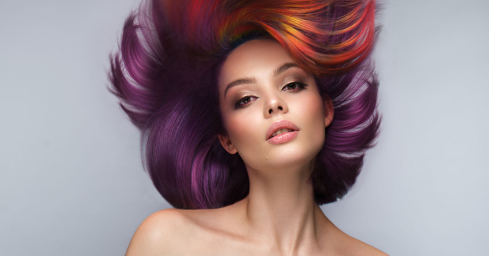 Frau mit unterschiedlich getönten Haaren | Credit: iStock.com/kobrin_photo