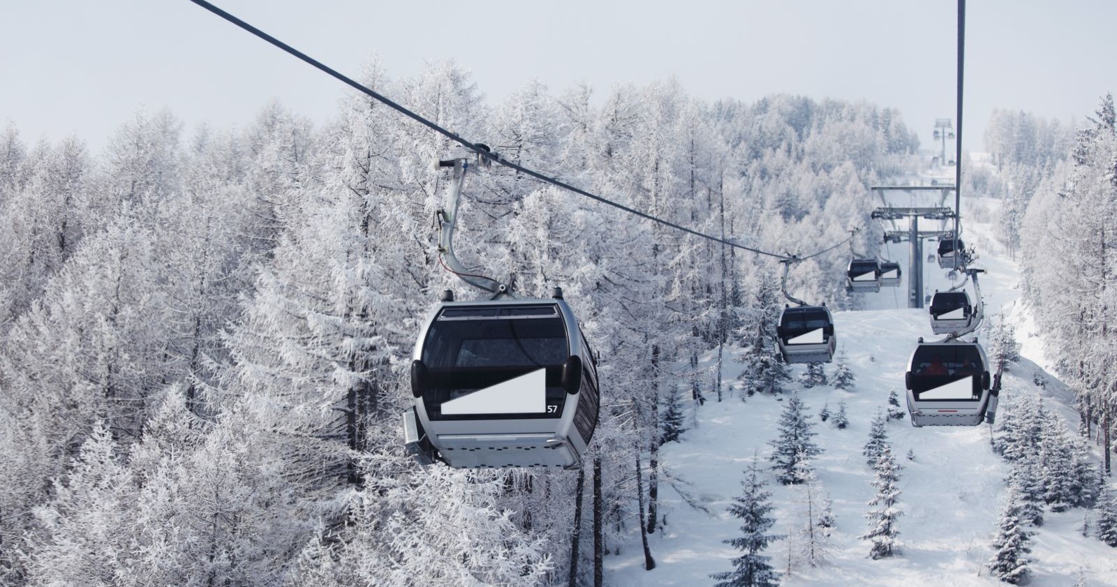 Gondelbahn in einem Skigebiet.