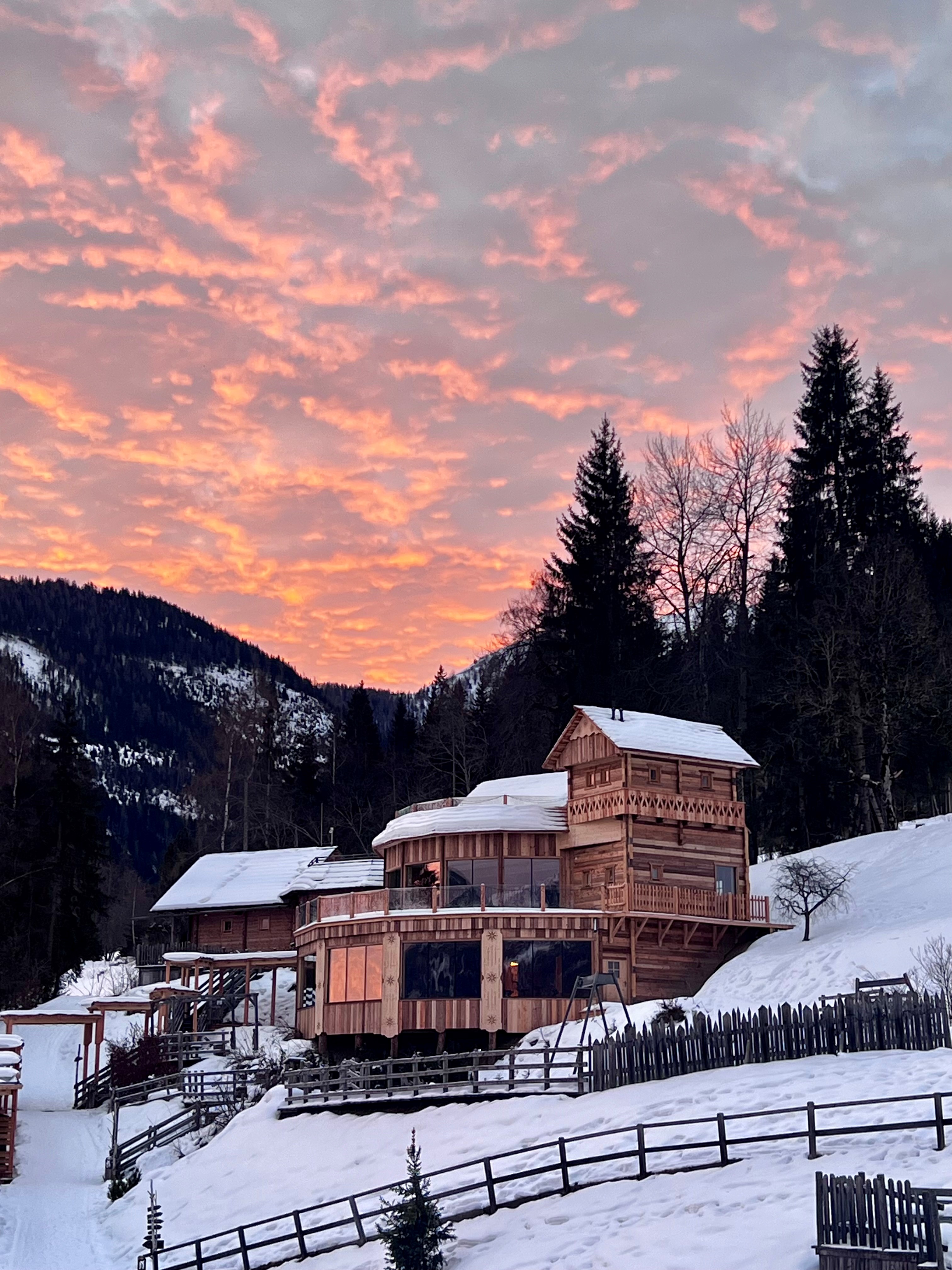Außenansicht des neuen Yogahaus vor einem roten Himmel