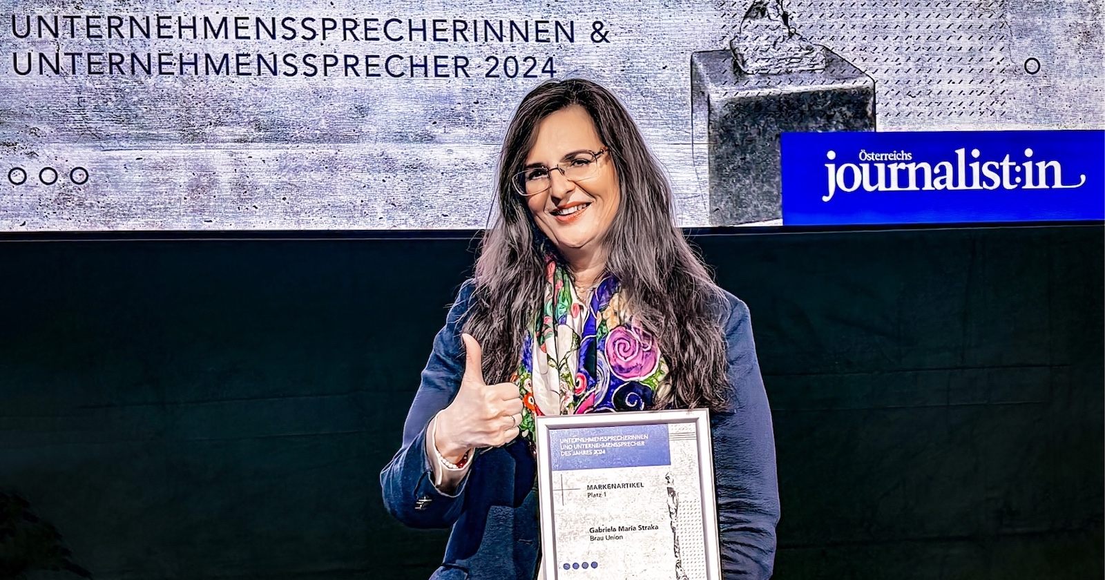 Porträt mit gerahmter Urkunde