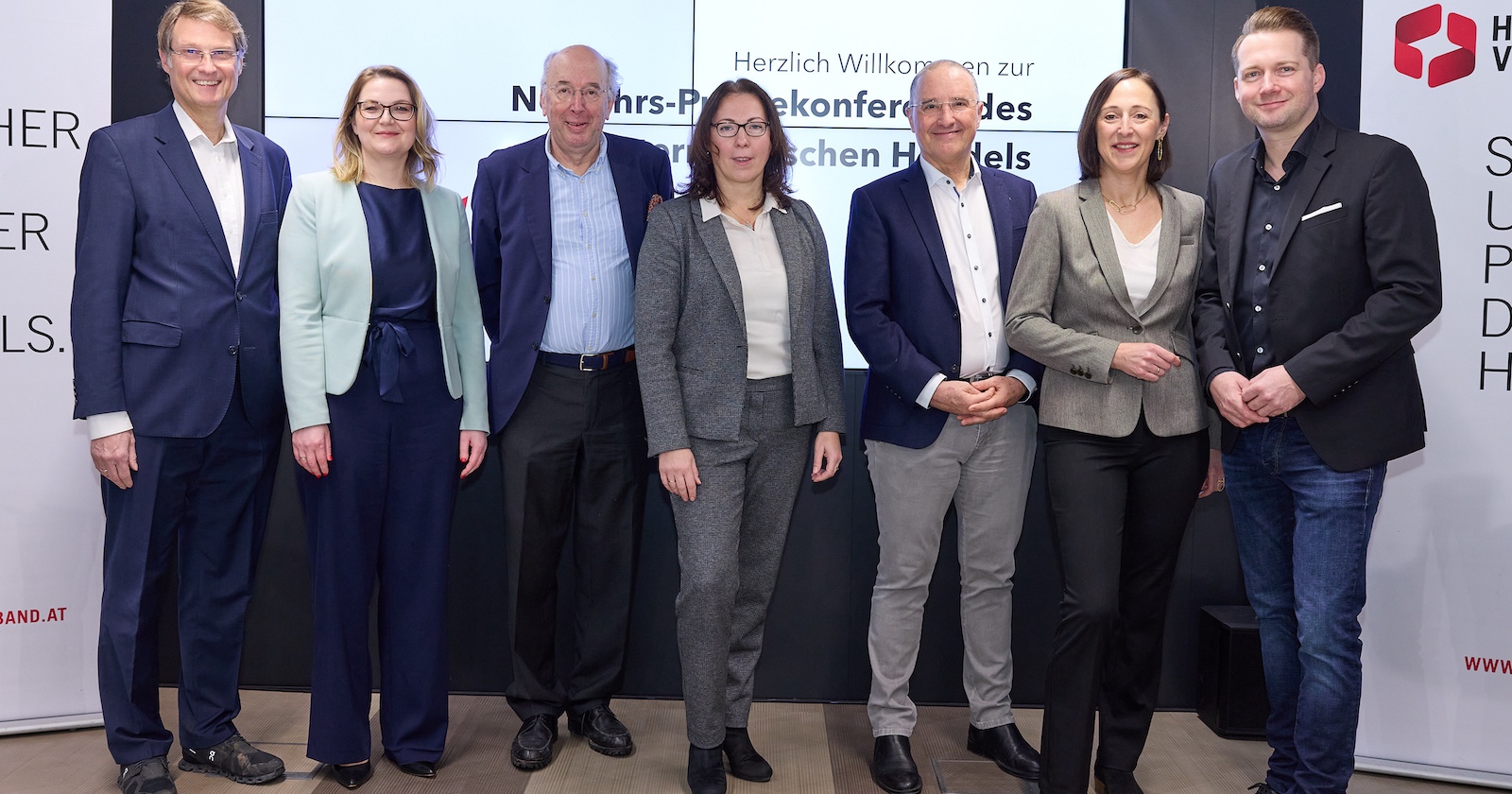 Gruppenbild mit sieben Personen nebeneinander